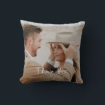 Añade Tu Propia Almohada de Foto Personalizada<br><div class="desc">Características de diseño con foto personal y con la escritura de caligrafía "Te amo". Personaliza fácilmente la foto y el mensaje de tu elección. Idea de regalo perfecta y recuerdo para recién casados,  pareja de aniversario,  mejor amigo y más.</div>
