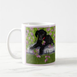 Andy debajo de la taza de café de las lilas,