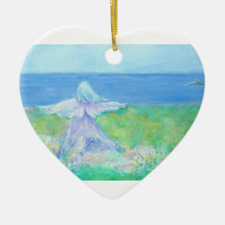 Ángel de la playa con el ornamento del navidad del