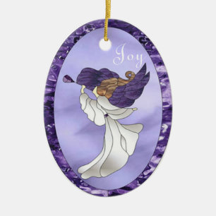 Ángel en el ornamento cerámico de vidrio manchado