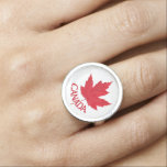 Anillo Canadá Ring Canada Souvenir Jeweling Ring Gifts<br><div class="desc">Canadá Anillos Canadá Souvenir Anillos Pendent Personalizados Joyería Clásica Canadiense Anillos de Encanto Canadá Hoja de Maíz Keepsakes para Hombres, Mujeres Niños Souvenirs Clic "Personalizar" para Añadir Texto Elegir Fuentes y Colores Personalizados Personalizados Canadá Collares de Souvenir Pulseras con dije Anillos Hermosos Canadá Manzanas de Hojas de Maple Correa de...</div>