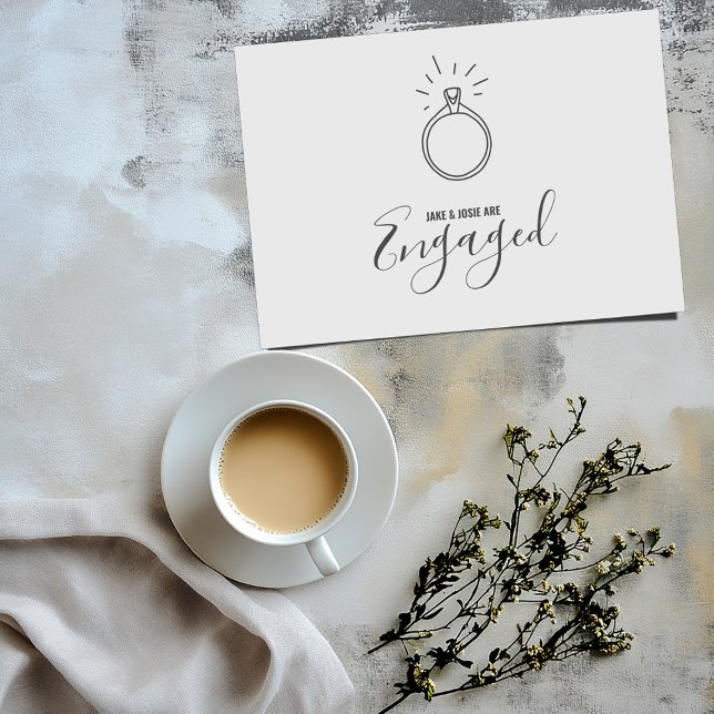 Anillo de compromiso, anuncio de compromiso (Simple white engaged card with a fun hand drawn style engagement ring on the front)