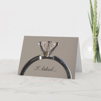 Anillo de diamante en la invitación gris del
