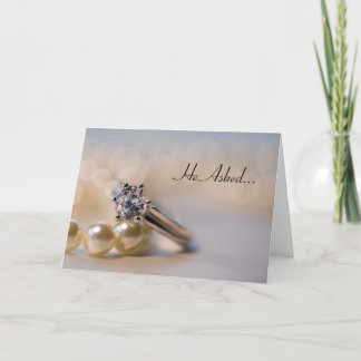 Anillo de diamante y invitación del compromiso de