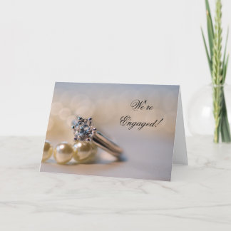 Anillo de diamante y invitación del compromiso de