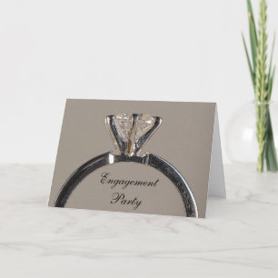 Anillo de diamantes sobre la invitación a la fiest