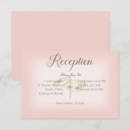 Anillos de boda de oro en recepción de boda azul