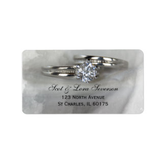 Anillos de boda en las etiquetas de dirección de r