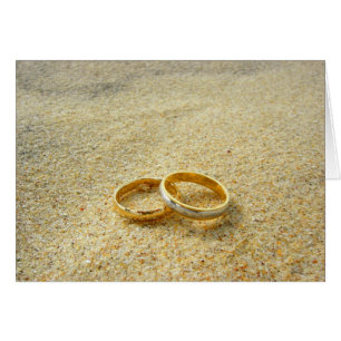 Anillos de bodas en plantilla de la tarjeta en