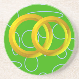 Anillos dorados en posavasos de arenisca geométric