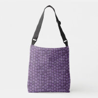 Anillos plateados sobre la bolsa morada de la toga