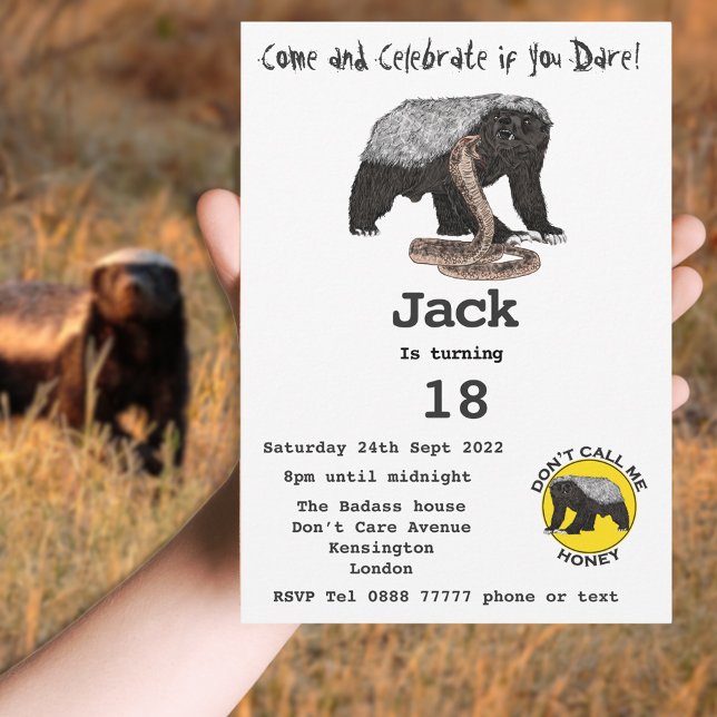 Animal de Badger Badass 18 cumpleaños (Honey badger themed 18th birthday party budget invitation badass fearless wild animal art)