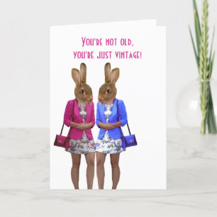 Animales divertidos que reciben la tarjeta de cump