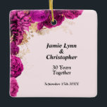 Aniversario del Boda floral rosa Ornamento cerámic<br><div class="desc">Celebra tu amor y compromiso con este hermoso adorno de aniversario de bodas florales. Puede ser personalizado con sus nombres y fecha de boda,  o con cualquier otro mensaje que elija.</div>