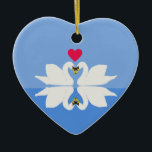 Aniversario romántico ornamento cerámico del coraz<br><div class="desc">Este colorido y romántico adorno en forma de corazón,  es el regalo perfecto para ocasiones románticas. Cuenta con dos cisnes,  y su reflejo,  con un corazón entre ellos. Ideal para aniversarios bodas,  compromiso,  recién casados.</div>