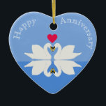 Aniversario romántico ornamento cerámico del coraz<br><div class="desc">Este colorido y romántico adorno en forma de corazón,  es el regalo perfecto para ocasiones románticas. Cuenta con dos cisnes,  y su reflejo,  con un corazón entre ellos. El texto es editable para hacerlo realmente personal. Ideal para aniversarios bodas,  compromiso,  recién casados.</div>