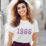 Año de cumpleaños | Moderna y elegante Cute Purple<br><div class="desc">Elegante camiseta de moda "1986" de personalizado de nacimiento en moderna tipografía minimalista en bloques de negrita estilo universitario en púrpura lila. El regalo de cumpleaños perfecto para celebrar su año de nacimiento,  establecimiento y cosecha,  que puede ser fácilmente personalizado con su propio año.</div>