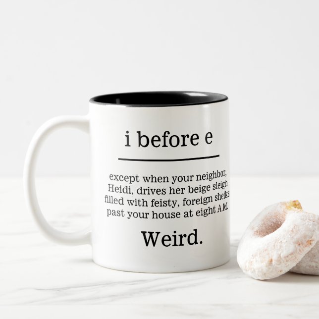 "Antes de E exceptúo…" Taza chistosa del deletreo (Con donut)