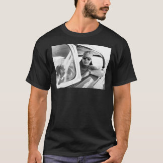 Anthony Bourdain en su auto camiseta clásica