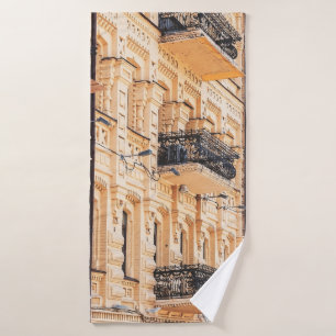 Antigua casa amarilla con balcones de hierro forja