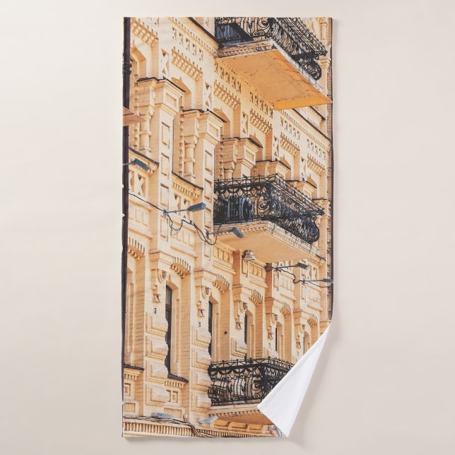 Antigua casa amarilla con balcones de hierro forja (Toalla de baño)