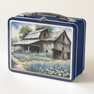 Antiguo granero de madera con flores silvestres az