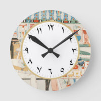 Antiguo reloj de arte egipcio con números árabes