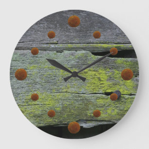 Antiguo reloj de pared de madera de Mossy