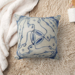 Antiguo trío de conejo, almohada azul y blanca