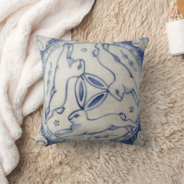 Antiguo trío de conejo, almohada azul y blanca (Manta)
