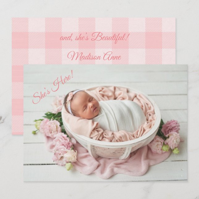Anuncio Aquí está la Chica rosada Gingham Cute Nacimiento  (Anverso / Reverso)