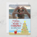 Anuncio Beach Christmas Tree Merry Christmas Photo<br><div class="desc">La tarjeta de vacaciones es perfecta para todo aquel que pase tiempo en la playa durante el Navidad. Ya sea que vivas en un estado cálido,  o que estés de vacaciones durante las vacaciones,  envía tus cálidas tarjetas de felicitación a todos los que conozcas.</div>