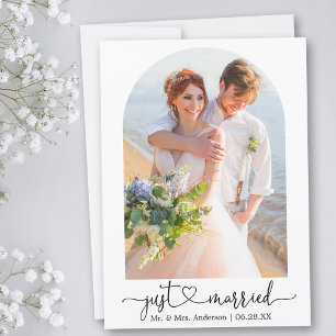 Anuncio Boda de Heart Arch con caligrafía recién casada