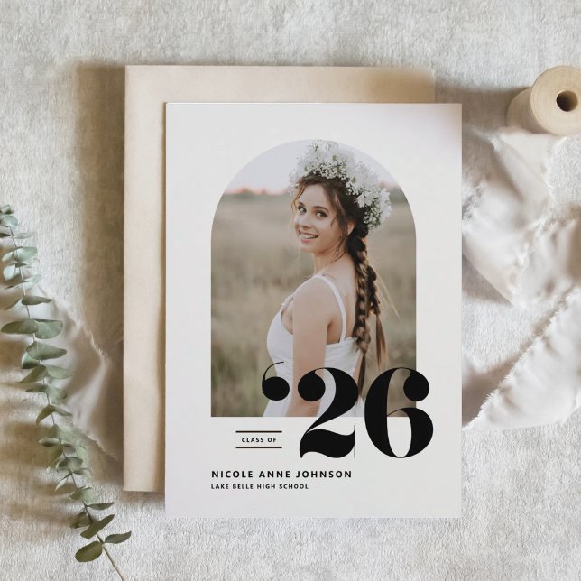 Anuncio Boho Clase de 2026 Foto de Graduación Arch (Customizable boho photo graduation announcement featuring arch photo frame. )