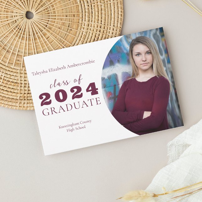 Anuncio Burgundy Sencillo Graduación de Escuela Secundaria (High School Graduate Classic Simple Graduation Announcement (Burgundy and Black Themes))