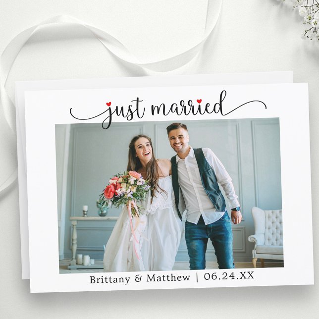 Anuncio Calligrafía Corazón Rojo recién casado Boda de fot (Customize to change your personalized text size, text style or to add text to back of card.)