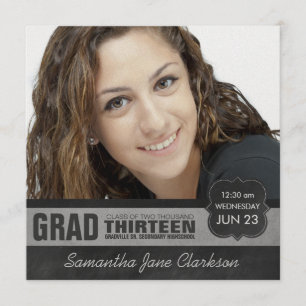Anuncio Chica graduada moderna y elegante foto pizarra