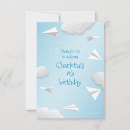 Anuncio chicas de aviones de papel plegado volando cumplea