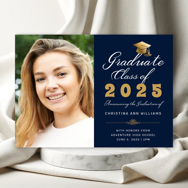 Anuncio Clase de guión dorado de la Marina de Graduación d (Elegant Navy Blue Photo Graduation Announcement with Gold and White Calligraphy)