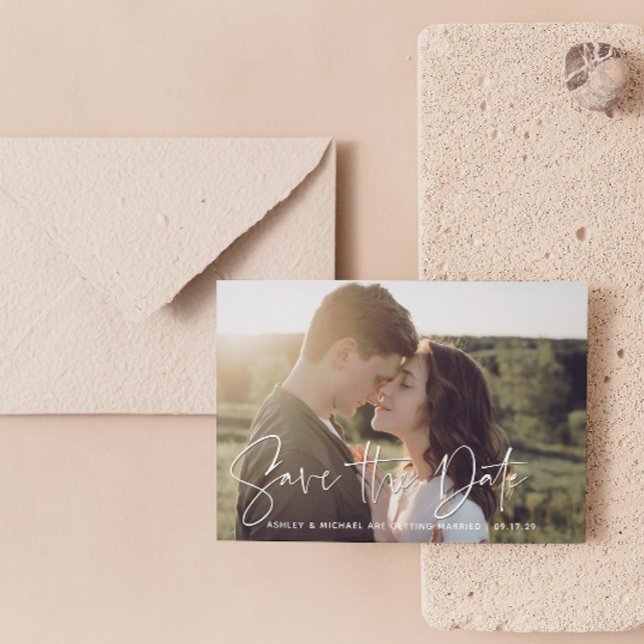 Anuncio Código QR Modern Script Photo Wedding Guardar La F (Save the Date for our wedding!  #LoveBegins)
