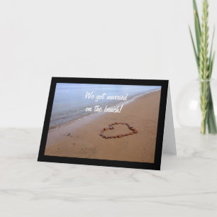 Anuncio Corazón de rocas rojas en la playa de arena