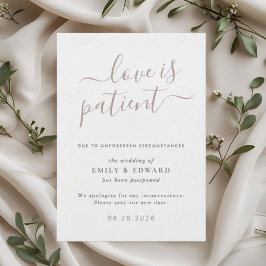 Anuncio de aplazamiento de boda con letra manuscri