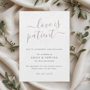 Anuncio de aplazamiento de boda con letra manuscri