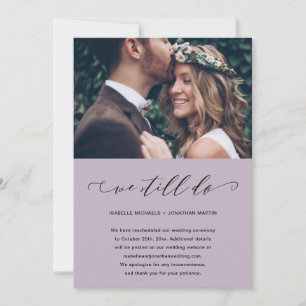 Anuncio de aplazamiento de boda morada Aún nos cas
