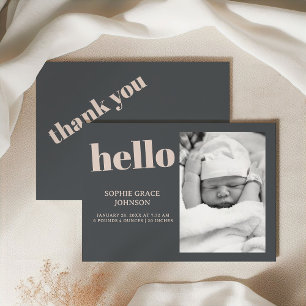 Anuncio de baby shower con tipografía boho gris ro