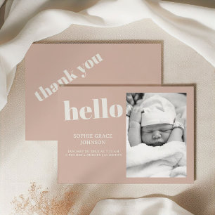 Anuncio de baby shower con tipografía de arenisca 