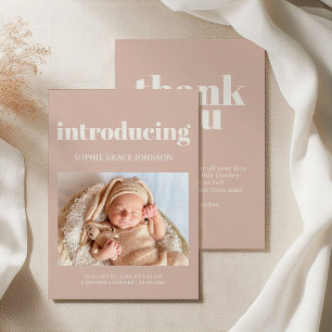 Anuncio de baby shower con tipografía de arenisca 