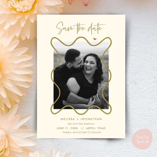 Anuncio de boda de pareja feliz para guardar la fe (Happy Couple Save the date wedding announcement whimsical in yellow gold)