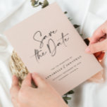 Anuncio de boda de tipografía manuscrita moderna<br><div class="desc">Tarjeta moderna de tipografía elegante y negrita para guardar la fecha de la boda. Con tipografía moderna y elegante,  y diseño de fondo rayado. Los colores beige y negro se pueden personalizar.</div>