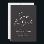 Anuncio de boda de tipografía manuscrita moderna<br><div class="desc">Tarjeta de aviso de boda moderna y elegante con tipografía en negrita. Con tipografía moderna y elegante y diseño de fondo a rayas. Los colores se pueden personalizar.</div>